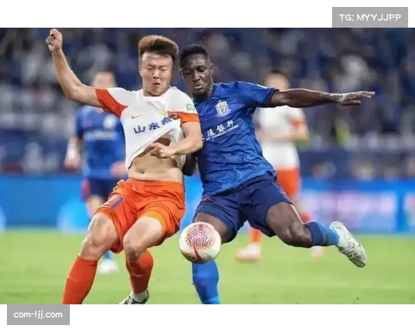 多纳鲁马出击失误酿丢球赛后争议判罚引发球迷热议聚焦裁判尺度